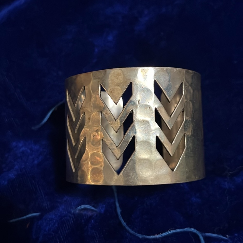 Clasp silver bangle